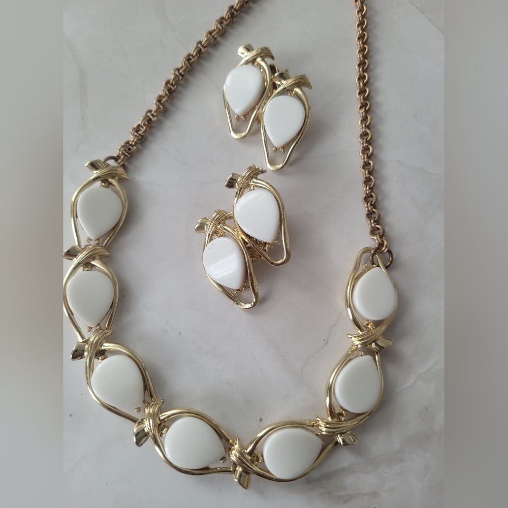 Vintage White Gold Tone Clip-on Earrings Necklace Set - Picture 3 of 8